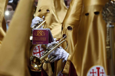 Apenas unas gotas de lluvia no consiguieron “apagar” la celebración del Jueves Santo en la plaza de Santa Mª la Real