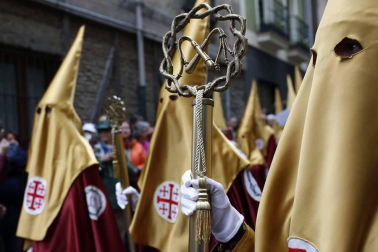 Apenas unas gotas de lluvia no consiguieron “apagar” la celebración del Jueves Santo en la plaza de Santa Mª la Real