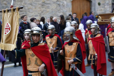 Apenas unas gotas de lluvia no consiguieron “apagar” la celebración del Jueves Santo en la plaza de Santa Mª la Real