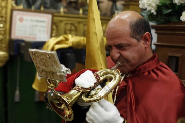 Apenas unas gotas de lluvia no consiguieron “apagar” la celebración del Jueves Santo en la plaza de Santa Mª la Real