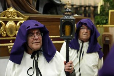 Apenas unas gotas de lluvia no consiguieron “apagar” la celebración del Jueves Santo en la plaza de Santa Mª la Real