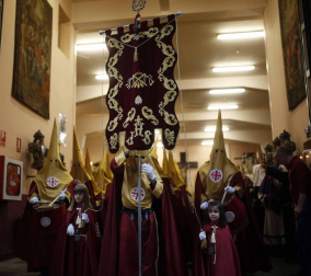 Apenas unas gotas de lluvia no consiguieron “apagar” la celebración del Jueves Santo en la plaza de Santa Mª la Real