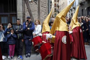 Apenas unas gotas de lluvia no consiguieron “apagar” la celebración del Jueves Santo en la plaza de Santa Mª la Real