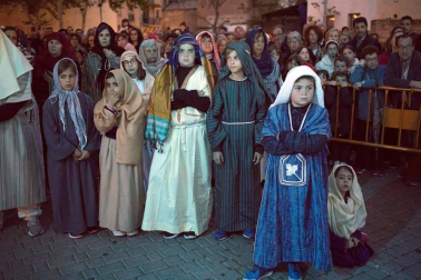 Alrededor de 80 personas escenificaron este miércoles en Tudela la Pasión de Jesús.