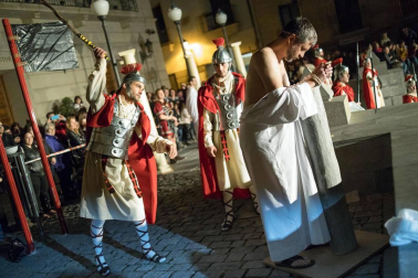 Alrededor de 80 personas escenificaron este miércoles en Tudela la Pasión de Jesús.