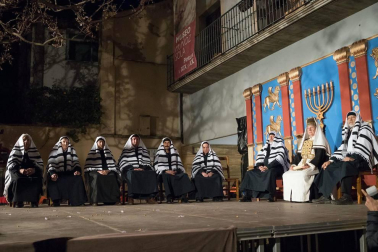Alrededor de 80 personas escenificaron este miércoles en Tudela la Pasión de Jesús.