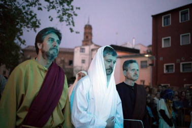 Alrededor de 80 personas escenificaron este miércoles en Tudela la Pasión de Jesús.
