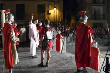 Alrededor de 80 personas escenificaron este miércoles en Tudela la Pasión de Jesús.