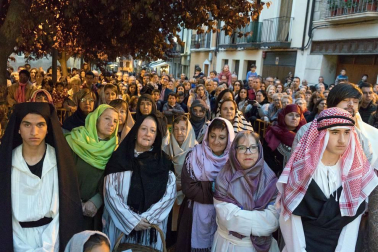 Alrededor de 80 personas escenificaron este miércoles en Tudela la Pasión de Jesús.