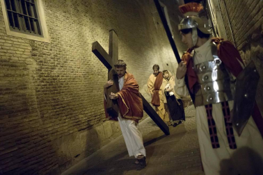 Alrededor de 80 personas escenificaron este miércoles en Tudela la Pasión de Jesús.
