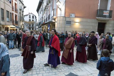 Alrededor de 80 personas escenificaron este miércoles en Tudela la Pasión de Jesús.