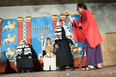 Alrededor de 80 personas escenificaron este miércoles en Tudela la Pasión de Jesús.