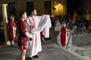 Alrededor de 80 personas escenificaron este miércoles en Tudela la Pasión de Jesús.