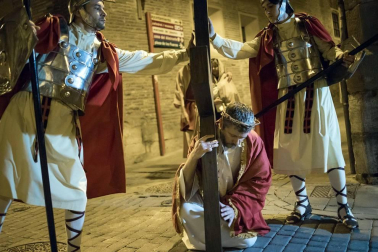 Alrededor de 80 personas escenificaron este miércoles en Tudela la Pasión de Jesús.