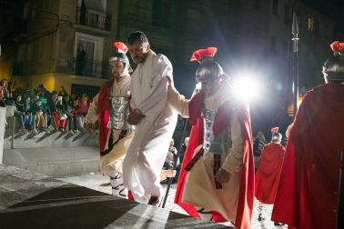 Alrededor de 80 personas escenificaron este miércoles en Tudela la Pasión de Jesús.