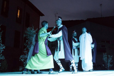 Alrededor de 80 personas escenificaron este miércoles en Tudela la Pasión de Jesús.