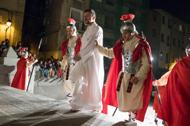 Alrededor de 80 personas escenificaron este miércoles en Tudela la Pasión de Jesús.