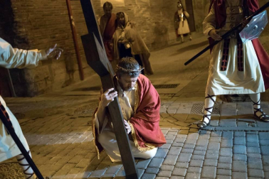Alrededor de 80 personas escenificaron este miércoles en Tudela la Pasión de Jesús.