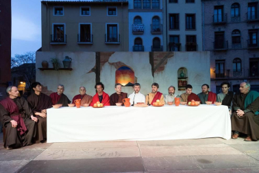 Alrededor de 80 personas escenificaron este miércoles en Tudela la Pasión de Jesús.