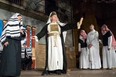 Alrededor de 80 personas escenificaron este miércoles en Tudela la Pasión de Jesús.