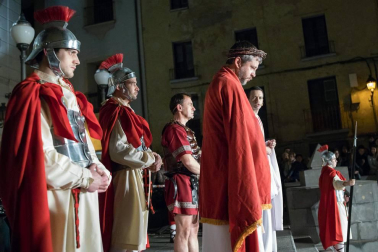 Alrededor de 80 personas escenificaron este miércoles en Tudela la Pasión de Jesús.