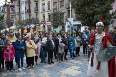 Alrededor de 80 personas escenificaron este miércoles en Tudela la Pasión de Jesús.