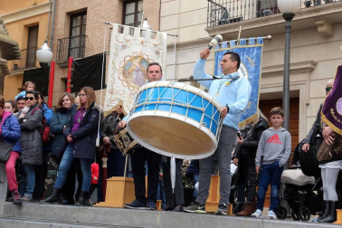 Sexta edición de la 'Rompida de la Hora' de Tudela en la que decenas de personas han hecho sonar sus tambores y bombos desde las 12:00 del mediodía en la plaza Vieja de Tudela.