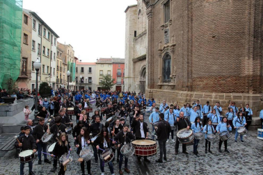 Sexta edición de la 'Rompida de la Hora' de Tudela en la que decenas de personas han hecho sonar sus tambores y bombos desde las 12:00 del mediodía en la plaza Vieja de Tudela.