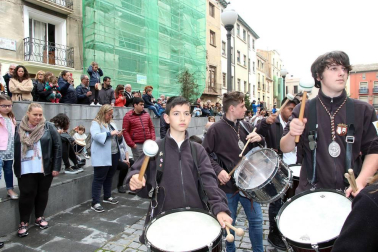 Sexta edición de la 'Rompida de la Hora' de Tudela en la que decenas de personas han hecho sonar sus tambores y bombos desde las 12:00 del mediodía en la plaza Vieja de Tudela.
