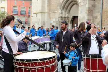 Sexta edición de la 'Rompida de la Hora' de Tudela en la que decenas de personas han hecho sonar sus tambores y bombos desde las 12:00 del mediodía en la plaza Vieja de Tudela.