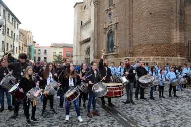 Sexta edición de la 'Rompida de la Hora' de Tudela en la que decenas de personas han hecho sonar sus tambores y bombos desde las 12:00 del mediodía en la plaza Vieja de Tudela.