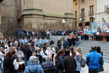 Sexta edición de la 'Rompida de la Hora' de Tudela en la que decenas de personas han hecho sonar sus tambores y bombos desde las 12:00 del mediodía en la plaza Vieja de Tudela.