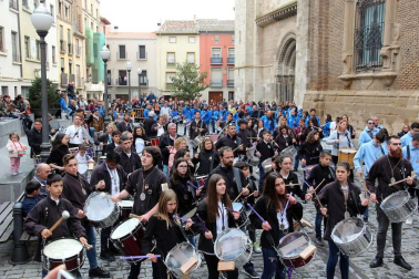 Sexta edición de la 'Rompida de la Hora' de Tudela en la que decenas de personas han hecho sonar sus tambores y bombos desde las 12:00 del mediodía en la plaza Vieja de Tudela.