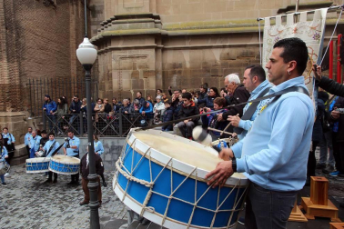 Sexta edición de la 'Rompida de la Hora' de Tudela en la que decenas de personas han hecho sonar sus tambores y bombos desde las 12:00 del mediodía en la plaza Vieja de Tudela.
