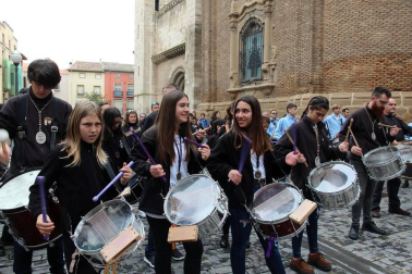 Sexta edición de la 'Rompida de la Hora' de Tudela en la que decenas de personas han hecho sonar sus tambores y bombos desde las 12:00 del mediodía en la plaza Vieja de Tudela.
