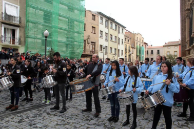 Sexta edición de la 'Rompida de la Hora' de Tudela en la que decenas de personas han hecho sonar sus tambores y bombos desde las 12:00 del mediodía en la plaza Vieja de Tudela.