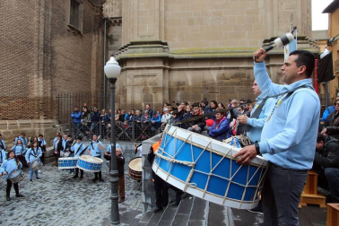 Sexta edición de la 'Rompida de la Hora' de Tudela en la que decenas de personas han hecho sonar sus tambores y bombos desde las 12:00 del mediodía en la plaza Vieja de Tudela.