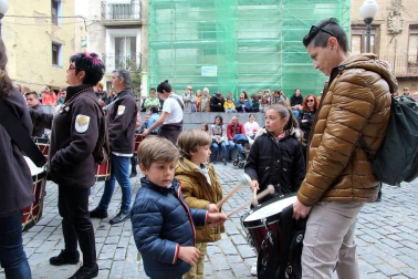 Sexta edición de la 'Rompida de la Hora' de Tudela en la que decenas de personas han hecho sonar sus tambores y bombos desde las 12:00 del mediodía en la plaza Vieja de Tudela.