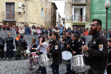 Sexta edición de la 'Rompida de la Hora' de Tudela en la que decenas de personas han hecho sonar sus tambores y bombos desde las 12:00 del mediodía en la plaza Vieja de Tudela.