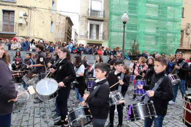 Sexta edición de la 'Rompida de la Hora' de Tudela en la que decenas de personas han hecho sonar sus tambores y bombos desde las 12:00 del mediodía en la plaza Vieja de Tudela.