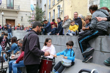 Sexta edición de la 'Rompida de la Hora' de Tudela en la que decenas de personas han hecho sonar sus tambores y bombos desde las 12:00 del mediodía en la plaza Vieja de Tudela.