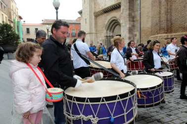 Sexta edición de la 'Rompida de la Hora' de Tudela en la que decenas de personas han hecho sonar sus tambores y bombos desde las 12:00 del mediodía en la plaza Vieja de Tudela.