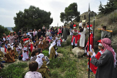 Las calles de Peralta acogieron por cuarta vez la representación de la Pasión de Cristo, protagonizada por los niños de la localidad.