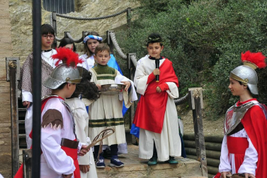 Las calles de Peralta acogieron por cuarta vez la representación de la Pasión de Cristo, protagonizada por los niños de la localidad.