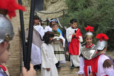 Las calles de Peralta acogieron por cuarta vez la representación de la Pasión de Cristo, protagonizada por los niños de la localidad.