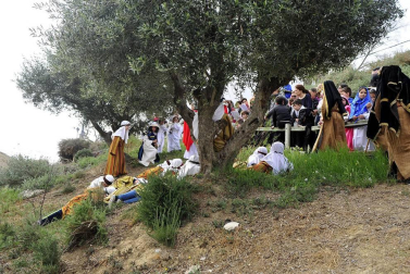 Las calles de Peralta acogieron por cuarta vez la representación de la Pasión de Cristo, protagonizada por los niños de la localidad.