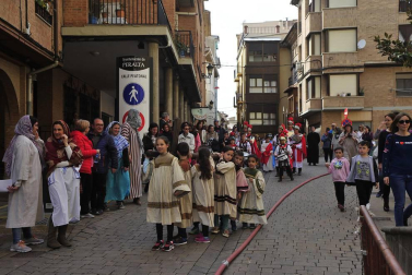 Las calles de Peralta acogieron por cuarta vez la representación de la Pasión de Cristo, protagonizada por los niños de la localidad.