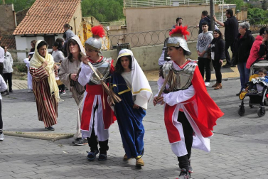 Las calles de Peralta acogieron por cuarta vez la representación de la Pasión de Cristo, protagonizada por los niños de la localidad.