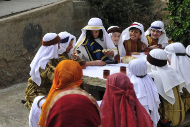 Las calles de Peralta acogieron por cuarta vez la representación de la Pasión de Cristo, protagonizada por los niños de la localidad.