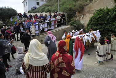 Las calles de Peralta acogieron por cuarta vez la representación de la Pasión de Cristo, protagonizada por los niños de la localidad.